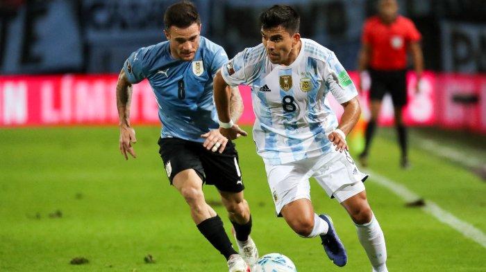 Pemain Uruguay Nahitan Nandez (kiri) dan pemain Argentina Marcos Acuna berebut bola selama pertandingan sepak bola kualifikasi Amerika Selatan untuk Piala Dunia FIFA Qatar 2022 di stadion Campeon del Siglo di Montevideo pada 12 November 2021.