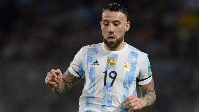 Pemain Argentina Nicolas Otamendi mengontrol bola selama pertandingan sepak bola kualifikasi Amerika Selatan untuk Piala Dunia FIFA Qatar 2022 antara Argentina dan Venezuela di stadion La Bombonera di Buenos Aires pada 25 Maret 2022.