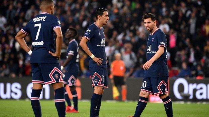 Penyerang Paris Saint-Germain (PSG) asal Prancis Kylian Mbappe (kiri), penyerang PSG asal Argentina Angel Di Maria (tengah) dan penyerang PSG asal Argentina Lionel Messi dalam pertandingan sepak bola Ligue 1 Prancis antara PSG dan Olympique Lyonnais di Stadion Parc des Princes di Paris pada 19 September 2021.