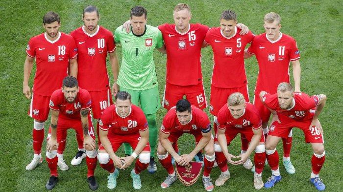 (Kiri-Kanan atas) Bek Polandia Bartosz Bereszynski, gelandang Grzegorz Krychowiak, kiper Wojciech Szczesny, bek Kamil Glik, bek Jan Bednarek, penyerang Karol Swiderski, (kiri-kanan bawah) gelandang Mateusz Klich, gelandang Piotr Zielinski, penyerang Robert Lewandowski, pemain tengah dan bek Kamil Jozwiak Tymoteusz Puchacz berpose sebelum pertandingan sepak bola Grup E UEFA EURO 2020 antara Swedia dan Polandia di Stadion Saint Petersburg di Saint Petersburg pada 23 Juni 2021.