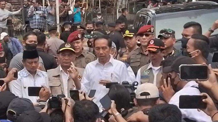Presiden Jokowi meninjau lokasi gempa Cianjur, Jawa Barat, Kamis (24/11/2022). Pada kunjungan yang kedua ini Jokowi ingin memastikan proses evakuasi dan distribusi logistik berjalan dengan baik