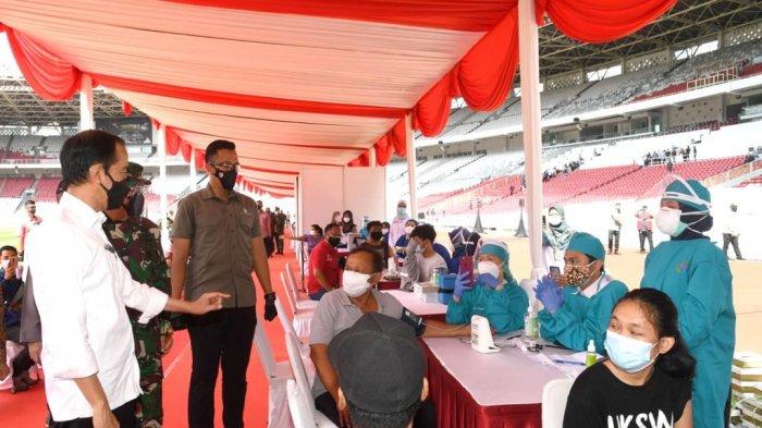 Presiden Jokowi meninjau pelaksanaan vaksinasi massal yang digelar di Stadion Utama Gelora Bung Karno, Senayan, Jakarta, Sabtu (26/06/2021).