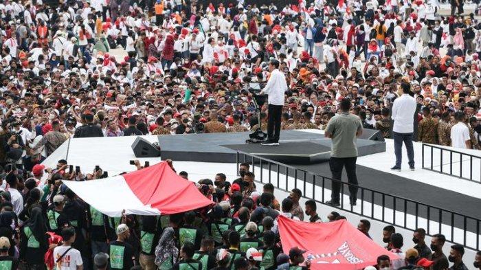 Presiden RI Joko Widodo memberi sambutan saat menghadiri acara Gerakan Nusantara Bersatu di Stadion Gelora Bung Karno, Jakarta, Sabtu (26/11/2022)