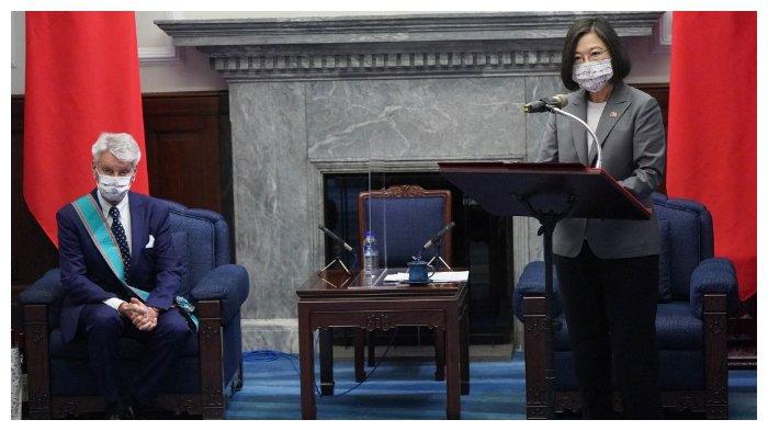 Presiden Taiwan Tsai Ing-wen (kanan) sedang berbicara, dan di sampingnya duduk Senator Prancis Alain Richard, Kantor Kepresidenan di Taipei, 7 Oktober 2021.