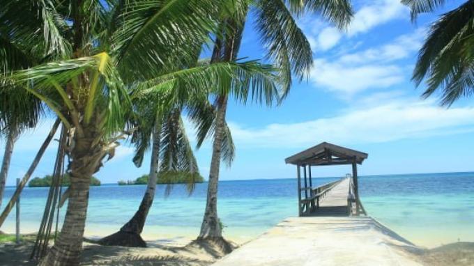 Pulau Rumberpon terletak di Papua Barat.