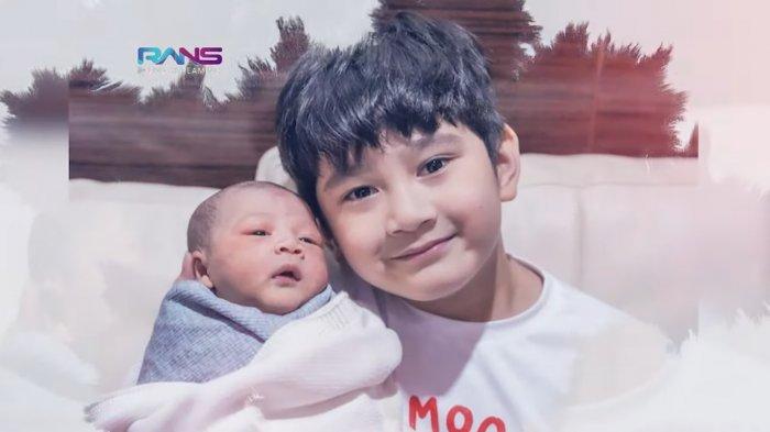 Rafathar-Malik-Ahmad-dan-adiknya-Rayyanza-Malik-Ahmad.jpg