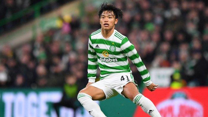 Gelandang Celtic asal Jepang Reo Hatate bereaksi selama pertandingan sepak bola Liga Utama Skotlandia antara Celtic dan Rangers di stadion Celtic Park di Glasgow, Skotlandia pada 2 Februari 2022.