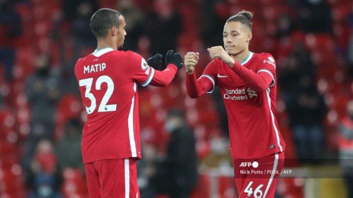 Bek Liverpool Inggris Rhys Williams (kanan) menggantikan bek Liverpool kelahiran Jerman Kamerun Joel Matip (kiri) selama pertandingan sepak bola Liga Premier Inggris antara Liverpool dan West Bromwich Albion di Anfield di Liverpool, barat laut Inggris pada 27 Desember 2020.