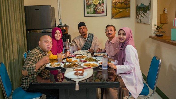 Riesca Rose (kanan) bermain dalam sinetron 'Rindu Suara Adzan'.