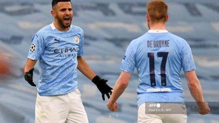 Gelandang Aljazair Manchester City Riyad Mahrez (kiri) merayakan gol pembuka dengan gelandang Belgia Manchester City Kevin De Bruyne selama pertandingan sepak bola semifinal leg kedua Liga Champions UEFA antara Manchester City dan Paris Saint-Germain (PSG) di Stadion Etihad di Manchester, Inggris barat laut, pada 4 Mei 2021.
