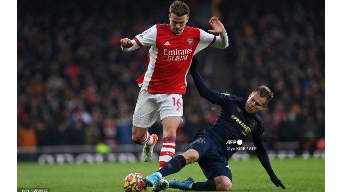 Striker Burnley Ceko Matej Vydra (kanan) menjegal bek Arsenal Inggris Rob Holding (kiri) selama pertandingan sepak bola Liga Premier Inggris antara Arsenal dan Burnley di Stadion Emirates di London pada 23 Januari 2022.
