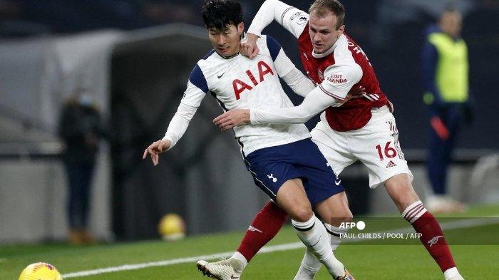 Striker Tottenham Hotspur Korea Selatan Son Heung-Min (kiri) ditantang oleh bek Arsenal Inggris Rob Holding selama pertandingan sepak bola Liga Premier Inggris antara Tottenham Hotspur dan Arsenal di Stadion Tottenham Hotspur di London, pada 6 Desember 2020.
