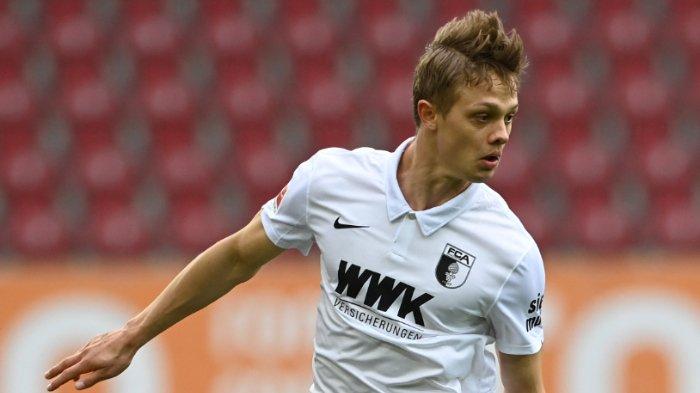 Bek Augsburg Polandia Robert Gumny memainkan bola selama pertandingan sepak bola divisi satu Bundesliga Jerman antara FC Augsburg 1907 melawan TSG 1899 Hoffenheim di stadion di Augsburg, Jerman selatan pada 3 April 2021.