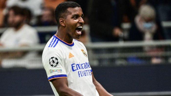 Striker Real Madrid, Rodrygo, melakukan selebrasi setelah mencetak gol ke gawang Inter Milan dalam laga Grup D Liga Champions di Stadion San Siro, Rabu (15/9/2021).