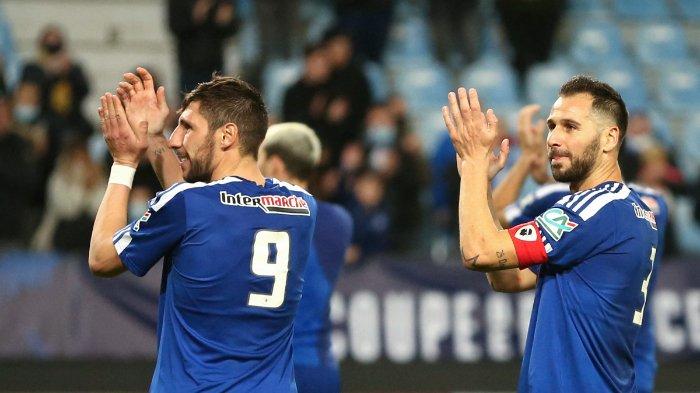 Pemain depan Bastia Prancis Benjamin Santelli (kiri) dan pemain depan Bastia Prancis Anthony Robic (tengah) bertepuk tangan setelah memenangkan pertandingan sepak bola babak 32 besar Piala Prancis antara SC Bastia (K2) dan Clermont (K1) di Stadion Armand Cesari di Bastia pada Pulau Corsica di Mediterania Prancis pada 2 Januari 2022.