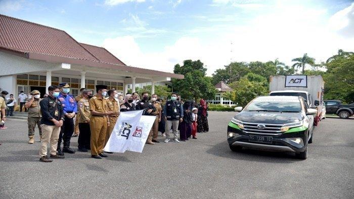 Walikota Palembang H Harnojoyo melepas keberangkatan 2 truk yang bermuatan 21 ton logistik, di kediaman Rumah Dinas Walikota Palembang, Jalan Tasik, Senin (13/12/2021).