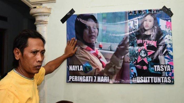 Devi Atok Yulfitri menunjukkan foto kedua putrinya yang telah meninggal dunia, jadi korban Tragedi Kanjuruhan di kediamannya, Rabu (19/10/2022).
