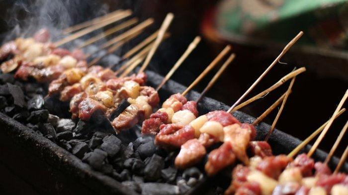 Ilustrasi Sate Ayam Ponorogo sedang dibakar