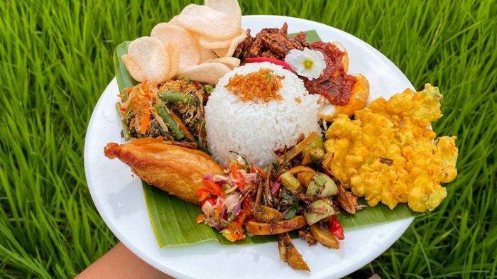 Nasi Campur, salah satu menu yang ditawarkan oleh Sawah Segar Resto & Nursery di Sentul, Bogor.