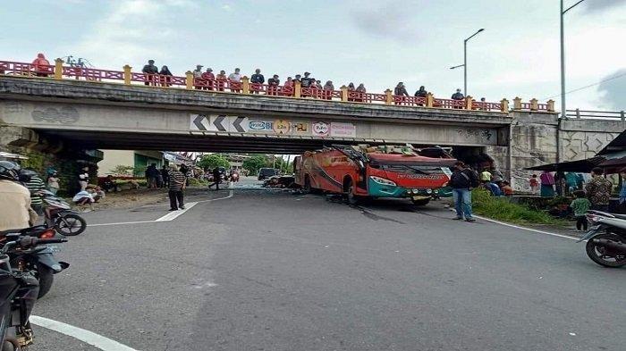 Sebuah-bus-menghantam-dinding-lorong-flyover-hingga-atap-terbelah.jpg