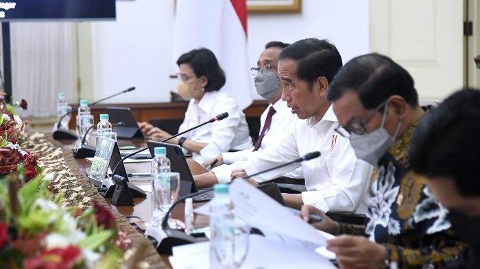 Presiden Jokowi meminta pasien kasus gagal ginjal akut anak mendapatkan pengobatan gratis.