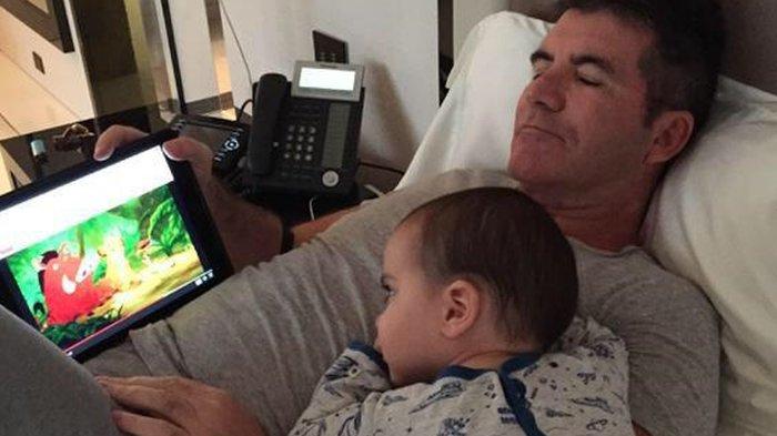 Simon Cowell dan putranya, Eric (Twitter/@SimonCowell)