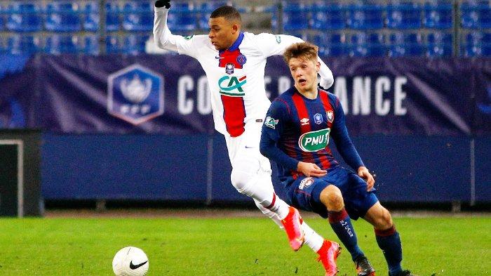 Pemain depan Paris Saint-Germain Prancis Kylian Mbappe (kiri) berebut bola dengan gelandang Caen Johann Lepenant selama pertandingan sepak bola babak-64 Piala Prancis antara Stade Malherbe Caen dan Paris Saint-Germain di Stadion Michel-d'Ornano di Caen , Prancis barat laut pada 10 Februari 2021.