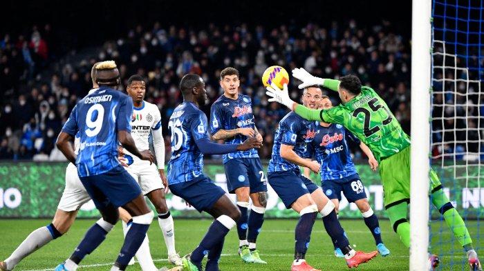 Penjaga gawang Napoli asal Kolombia David Ospina melompat untuk menghalau bola selama pertandingan sepak bola Serie A Italia antara SCC Napoli dan Inter Milan di stadion Stadio Diego Armando Maradona di Naples pada 12 Februari 2022.