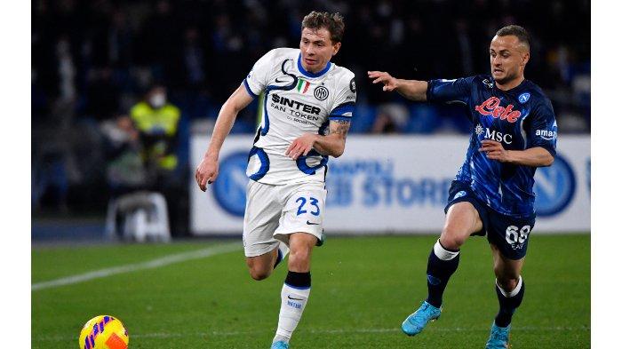 Gelandang Inter Milan Nicolo Barella (kiri) berebut bola melawan gelandang Napoli Slovakia Stanislav Lobotka selama pertandingan sepak bola Serie A Italia antara SCC Napoli dan Inter Milan di stadion Stadio Diego Armando Maradona di Naples pada 12 Februari 2022.