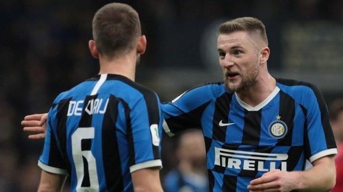 Stefan De Vrij berbicara dengan Milan Skriniar pada pertandingan Inter Milan vs Napoli di semifinal Coppa Italia yang digelar di Stadion Giuseppe Meazza, 12 Februari 2020.