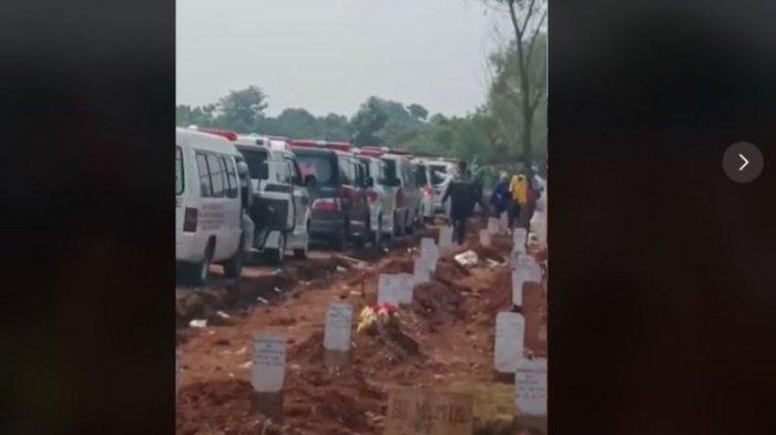 Suasana-di-TPU-Pedurenan-Bekasi-antrean-mobil-jenazah-ambulans.jpg