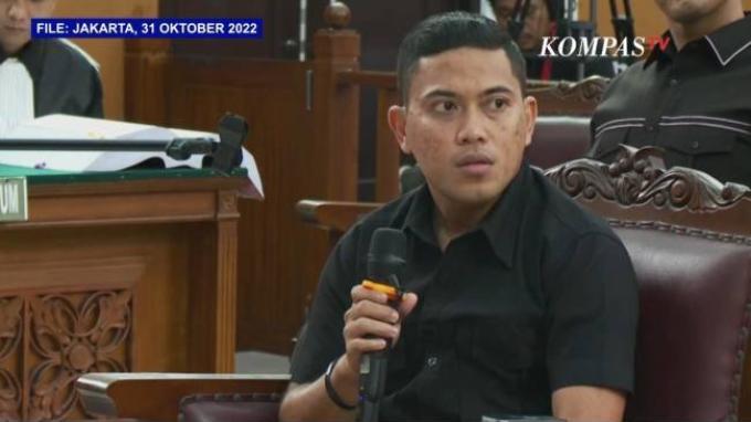 Ajudan Ferdy Sambo, Adzan Romer, mengaku sempat todongkan senjata ke arah eks Kadiv Propam Polri itu setelah ia mendengar suara tembakan dari rumah dinas Sambo di Duren Tiga, Jakarta Selatan pada hari kematian Brigadir Nofriansyah Yosua Hutabarat (Brigadir J).