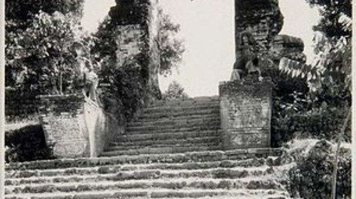 Tangga dan candi bentar masuk ke pemakaman Sunan Giri pada tahun 1932