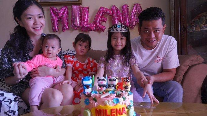 Surya Insomnia bersama istri dan anak-anaknya.