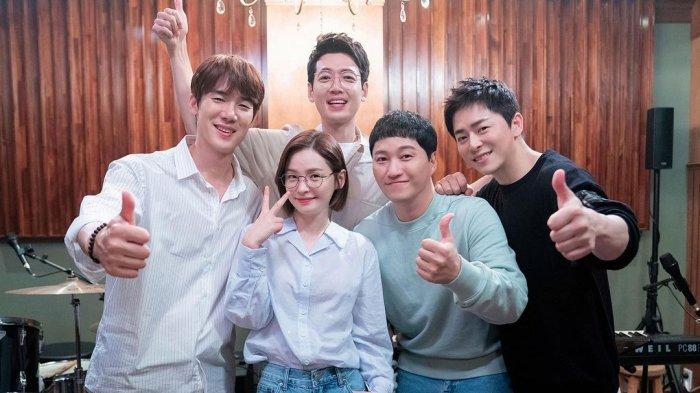 Sutradara Shin Won Ho Ungkap Akan Ada Plot Twist di Episode Terakhir Hospital Playlist Season 2