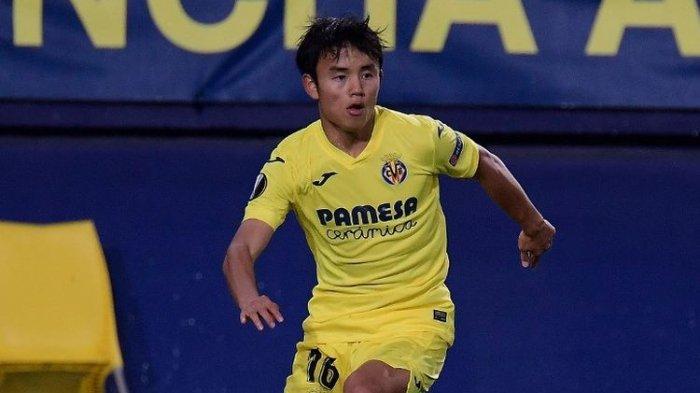 Gelandang Villarreal Jepang Takefusa Kubo mengontrol bola selama pertandingan sepak bola grup I Liga Eropa UEFA antara Villarreal CF dan Maccabi Tel Aviv di stadion La Ceramica di Vila-real pada 5 November 2020.