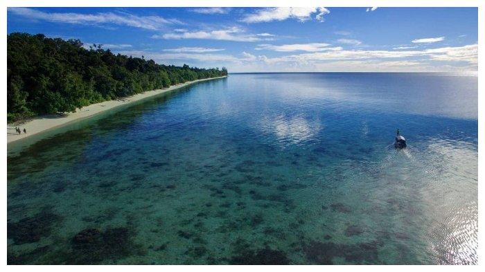 Pasir Panjang terletak di Pulau Rumberpon di kawasan Taman Nasional Teluk Cenderawasih