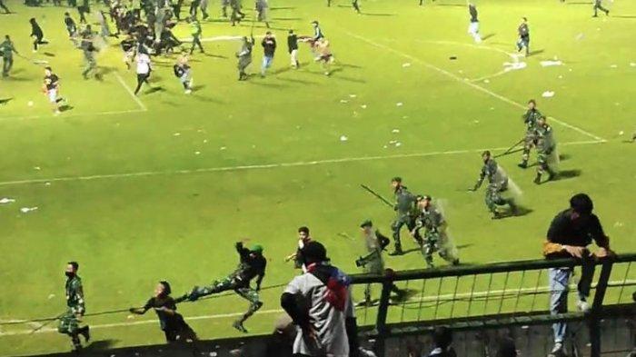 Seorang prajurit melakukan tendangan “kungfu” terhadap seorang remaja suporter Arema FC pada tragedi di Stadion Kanjuruhan, Malang, Jawa Timur, Sabtu (1/10/2022).