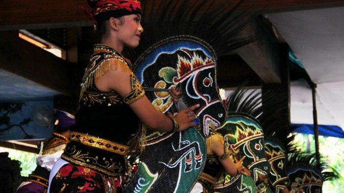 Terciptanya tari kreasi Ambarang terinspirasi dari pengamen seni Jaranan yang banyak ditemukan di Tulungagung