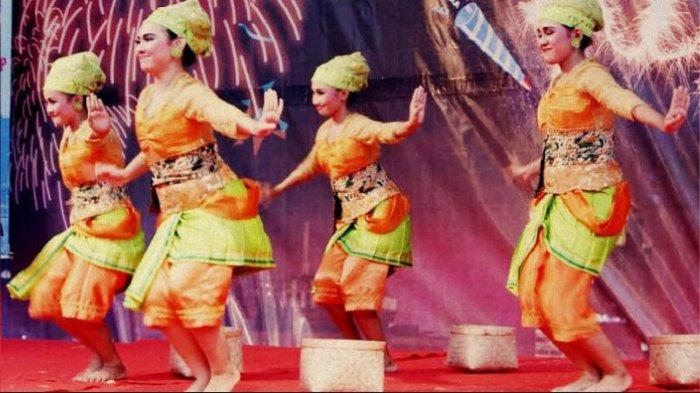 Tari Boran sedang dipentaskan oleh para penari