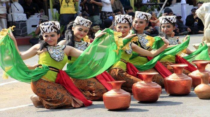 Remaja membawakan tarian Buyung pada perayaan Seren Taun di Gedung Paseban Tri Panca Tunggal, Cigugur, Kuningan, Jabar, Senin (6/10/2015)