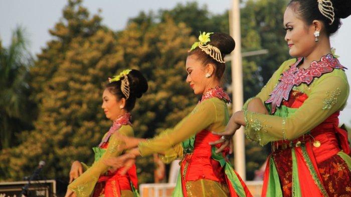 Tari Rancak Denok sedang dipentaskan oleh para penari