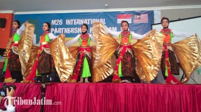 Tari Sparkling Surabaya sedang dipentaskan oleh siswa SD Muhammadiyah 26 Surabaya