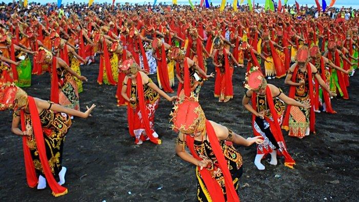Tari Sri Panganti sedang dipentaskan.