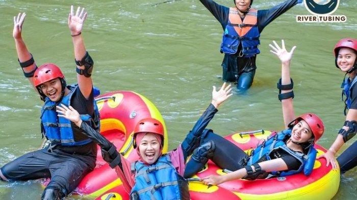 Tempat wisata Kopi Tubing di Kabupaten Bogor yang memungkinkan wisatawan untuk melakukan kegiatan river tubing.