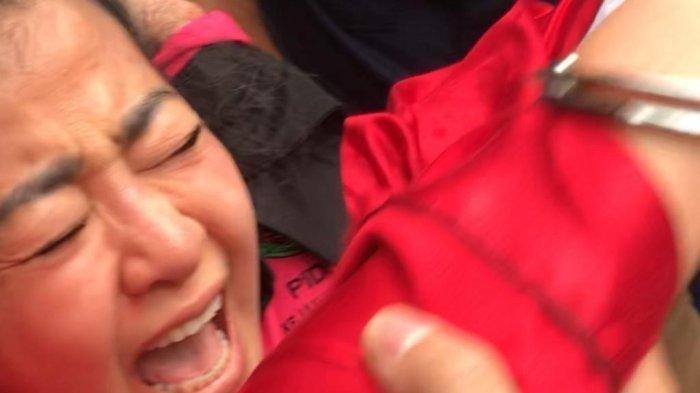 Tersangka Hasnaeni Moein alias Wanita Emas berteriak saat dijemput paksa penyidik Kejaksaan Agung usai ditetapkan sebagai tersangka kasus dugaan korupsi dana PT. Waskita Beton Precast, Kamis (22/9/2022).