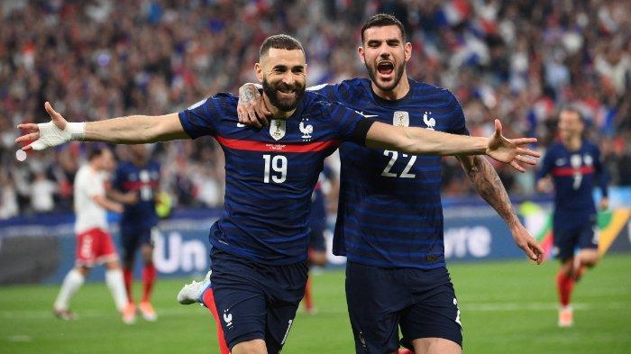 Pemain depan Prancis Karim Benzema (kiri) merayakan dengan bek Prancis Theo Hernandez setelah mencetak gol pembuka selama pertandingan sepak bola leg pertama Liga Bangsa-Bangsa UEFA - Liga A Grup 1 antara Prancis dan Denmark di Stade de France di Saint-Denis, utara Paris, pada 3 Juni 2022.