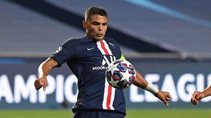 Bek PSG Thiago Silva (kiri) memperebutkan bola dengan penyerang Leipzig Yussuf Poulsen dalam pertandingan semifinal Liga Champions antara Leipzig vs PSG di stadion Luz di Lisbon pada 18 Agustus 2020.