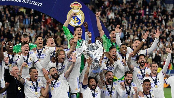 Bek Real Madrid Brasil Marcelo (tengah) dan rekan satu timnya merayakan dengan trofi setelah pertandingan sepak bola final Liga Champions UEFA antara Liverpool dan Real Madrid di Stade de France di Saint-Denis, utara Paris, pada 28 Mei 2022. Real Madrid memenangkan pertandingan 0-1.