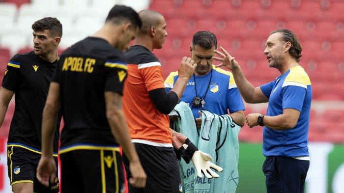 Pelatih kepala APOEL Nicosia asal Jerman Thomas Doll (kanan) berbicara kepada kiper APOEL Nicosia asal Belanda, Boy Waterman (tengah) selama sesi latihan pada 27 Agustus 2019 di Amsterdam, menjelang pertandingan leg kedua play-off Liga Champions UEFA melawan Ajax Amsterdam.